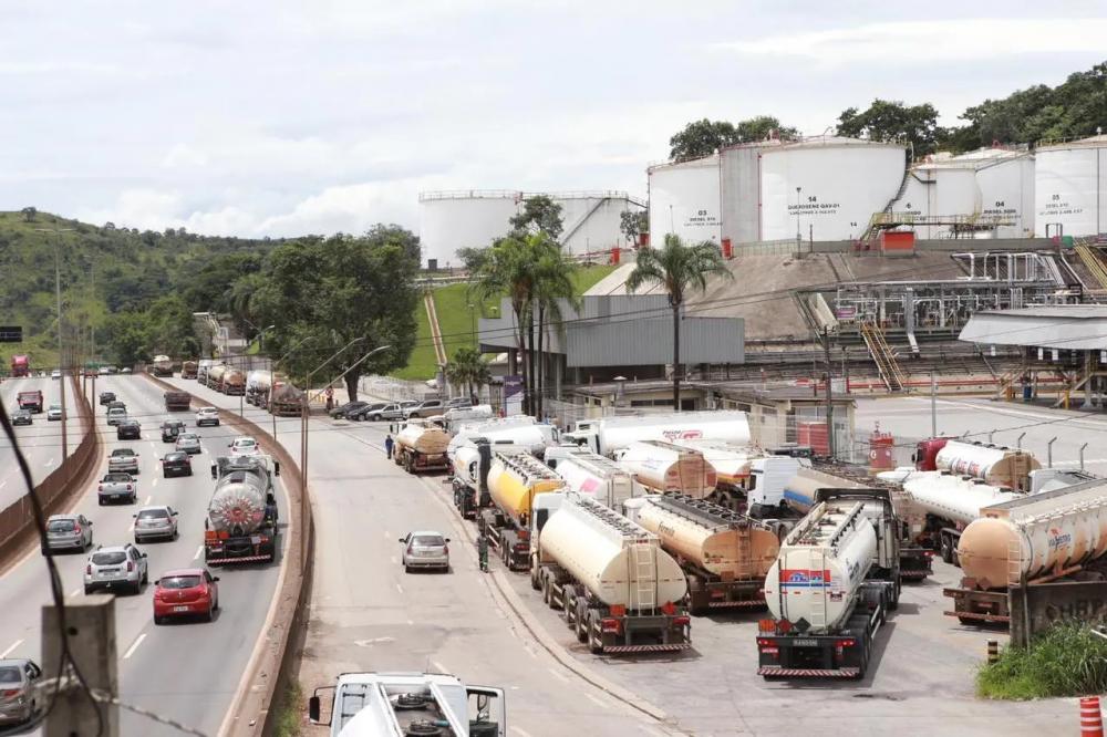 Tanqueiros terão assembleia para tratar alta do diesel e sinalizam greve