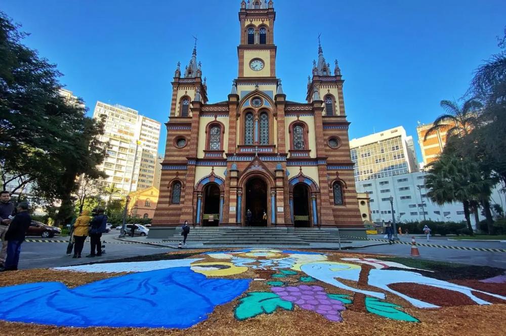 Corpus Christi: Tapetes encantam fiéis 