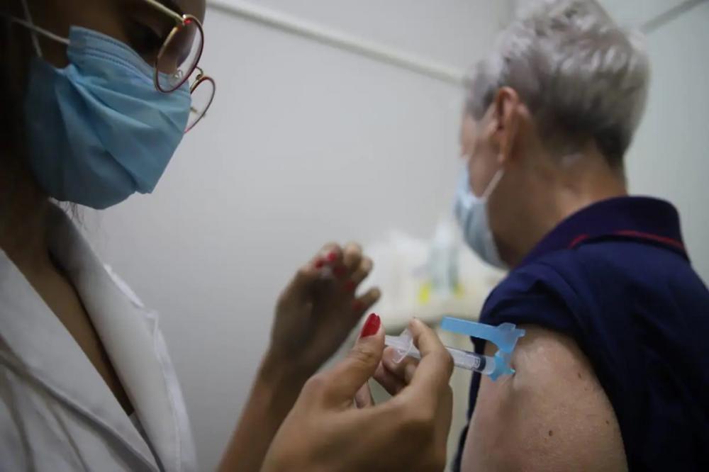 Vacina da gripe está associada a 40% menos chance de ter Alzheimer, diz estudo