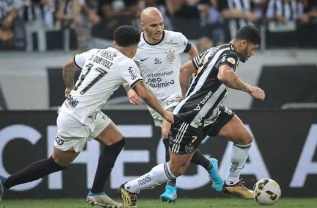 Atlético tem apagão e perde de virada para o Corinthians no Mineirão
