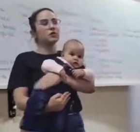 Vídeo: Professora dá aula enquanto acalma bebê de aluna