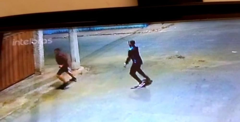 Jovens fazem desafio nas redes sociais e gravam ação danificando portões de residências em Sete Lagoas