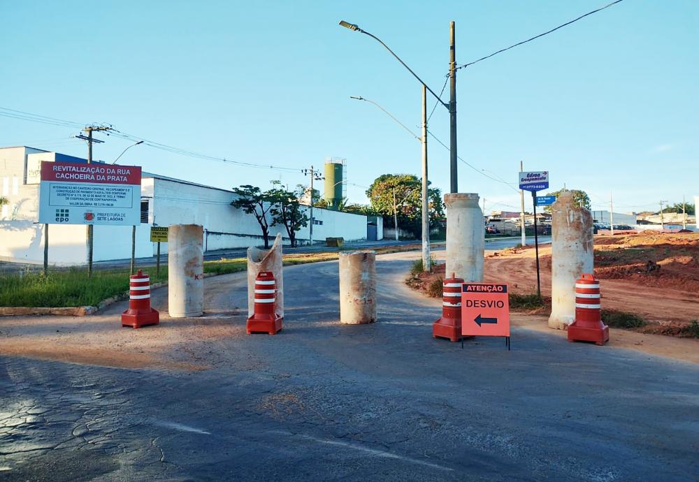 Sete Lagoas: Trânsito de uma pista da av. Sebastião de Paula e Silva é interditado para obras de drenagem