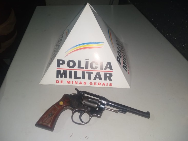 Jovem é preso com revólver calibre 38 e tablete de maconha, no bairro de Fátima em Sete Lagoas