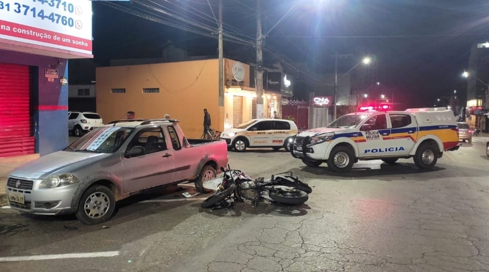 Motociclista sofre fratura no quadril e garupeiro fica ferido após batida em Saveiro e Fiat Strada em Paraopeba