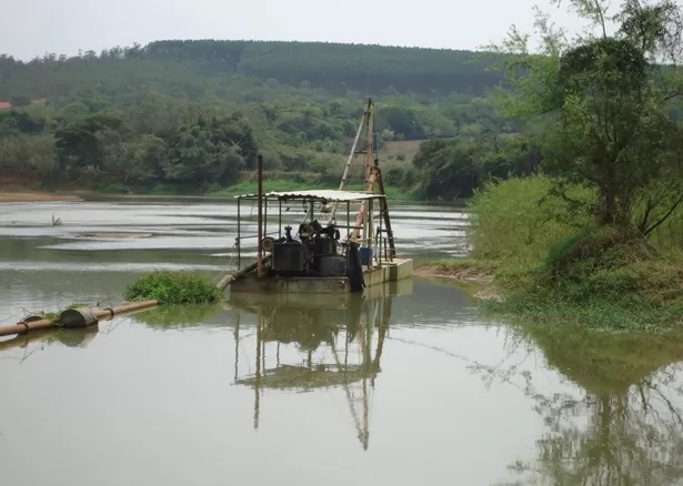 Homem é multado em mais de 403 mil por desmatamento e extração ilegal de 72 toneladas de areia por dia no Rio Paraopeba