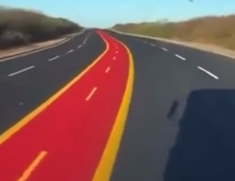 Ciclofaixa no meio de rodovia causa polêmica e viraliza