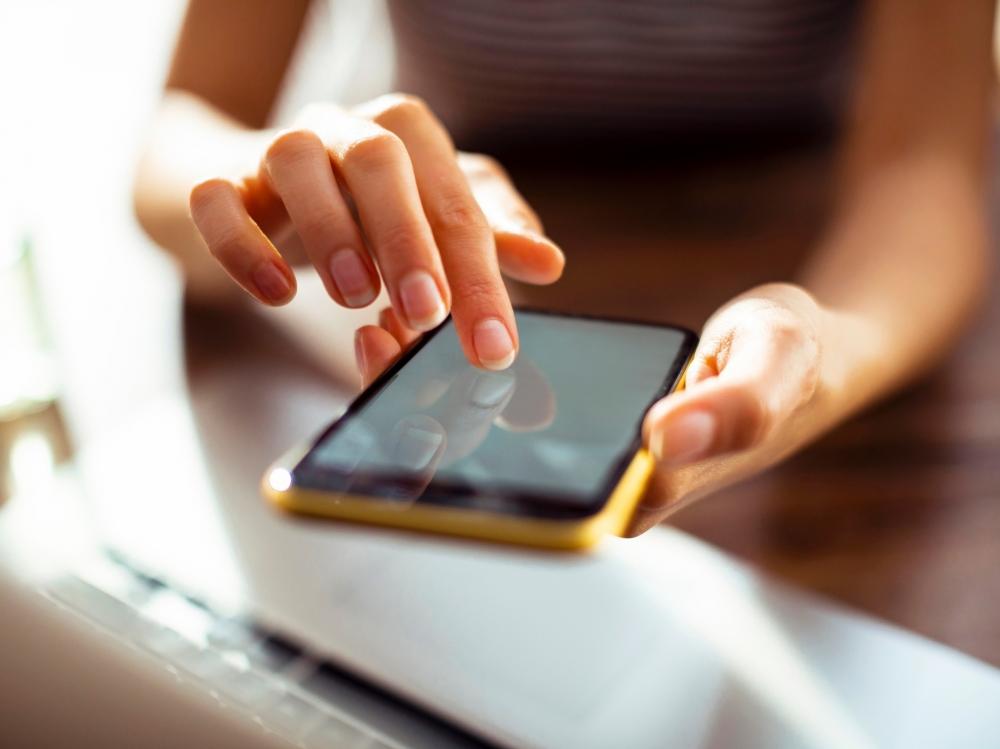 Funcionária de loja flagra patroa acessando seu celular sem