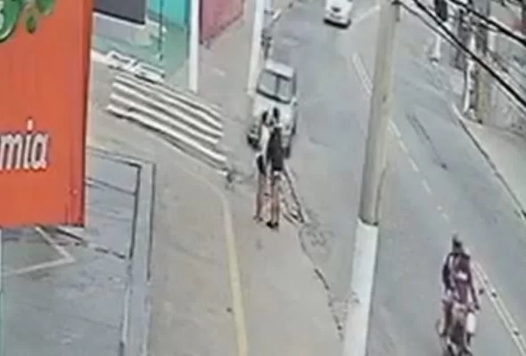 Homem morre atropelado enquanto beijava namorada na calçada