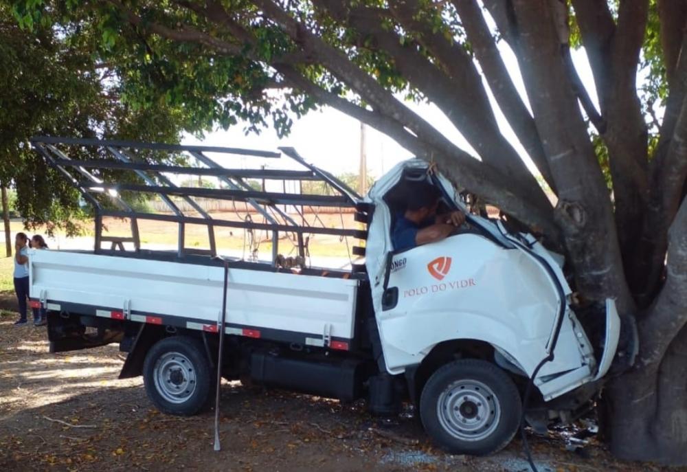 Motorista e passageiro ficam presos nas ferragens após caminhão de pequeno porte bater em árvore na entrada de Funilândia