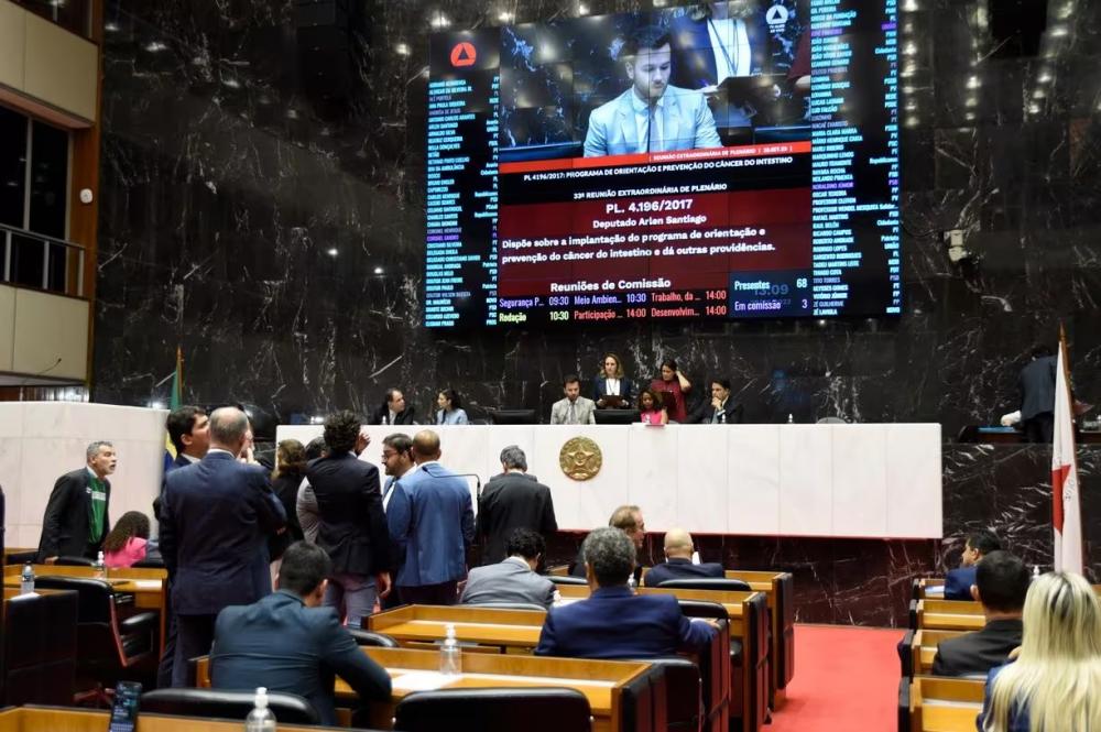 Deputados aprovam imposto maior para cerveja, cigarro, refri e eletrônicos em MG
