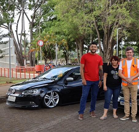 Veja fotos dos carros rebaixados em exposição no encontro Baixos