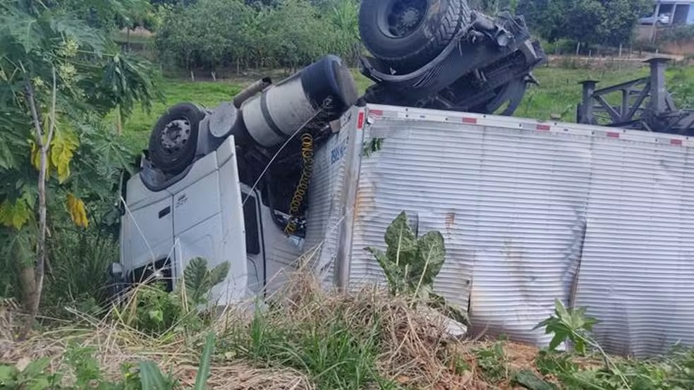 Vídeo: Motorista esquece de puxar o freio de mão e carreta cai em ribanceira em Minas