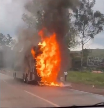 Ônibus de turistas que voltava de Cabo Frio para BH pega fogo na BR-040