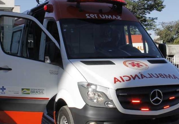 Casal fica ferido após batida entre motocicleta e caminhão de leite no centro de Sete Lagoas