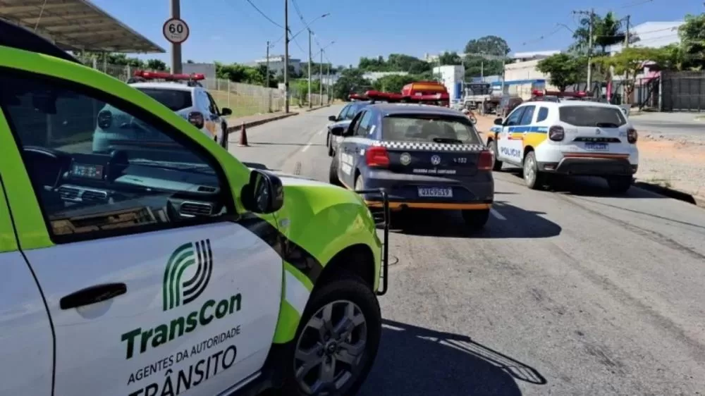 Homem pilotava uma motocicleta em Contagem, na Grande BH, quando teve um mal súbito, bateu a cabeça ao cair do veículo e morreu (Divulgação/Transcon)