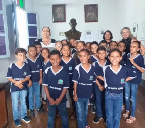 Alunos de escola municipal de Fortuna de Minas visitam museu de Cachoeira da Prata