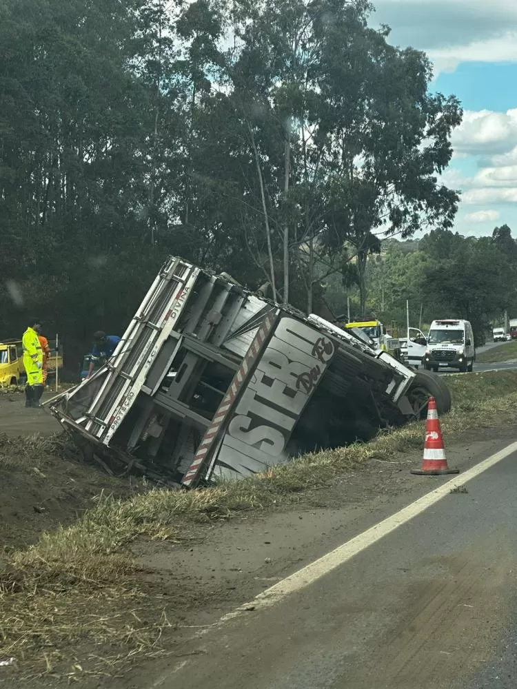 Caminhão tomba com carga de coco e trânsito é desviado na BR-040, sentido Sete Lagoas