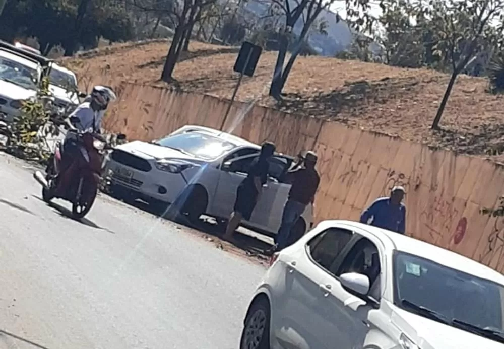 Veículo é fechado e cai na pista debaixo da Avenida Norte Sul