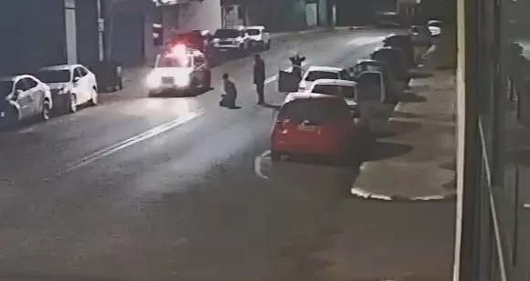 Vídeo: família se desespera com bebê engasgado no meio da rua, viatura passa e PMs salvam vida