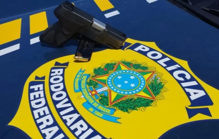 PRF apreende arma de fogo e munições com motociclista na BR-040 em Ribeirão das Neves 