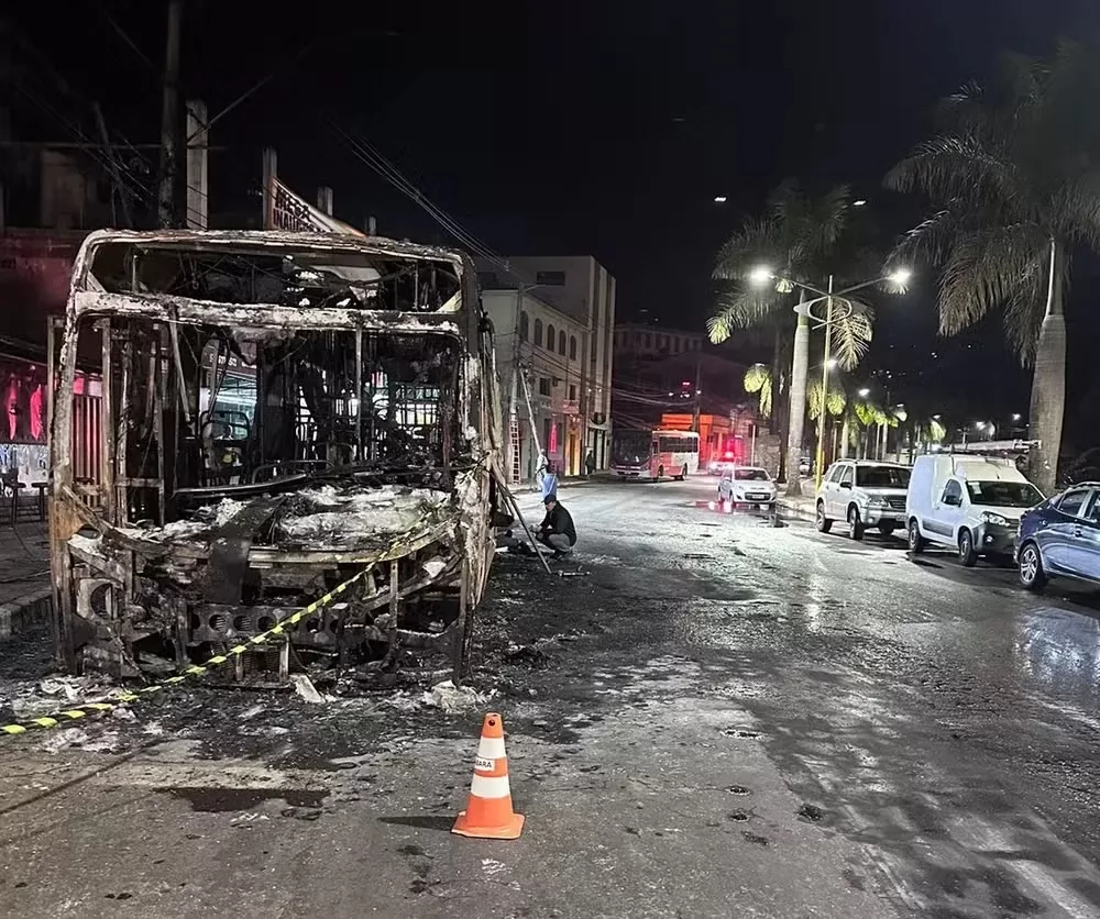 Ônibus é incendiado no centro de Sabará
