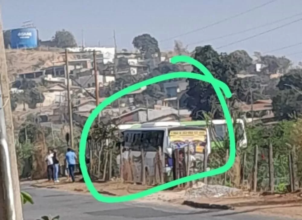 Trocadora do Alternativo tenta abrir porta, erra a manete, destrava freio e ônibus desce desgovernado em Sete Lagoas
