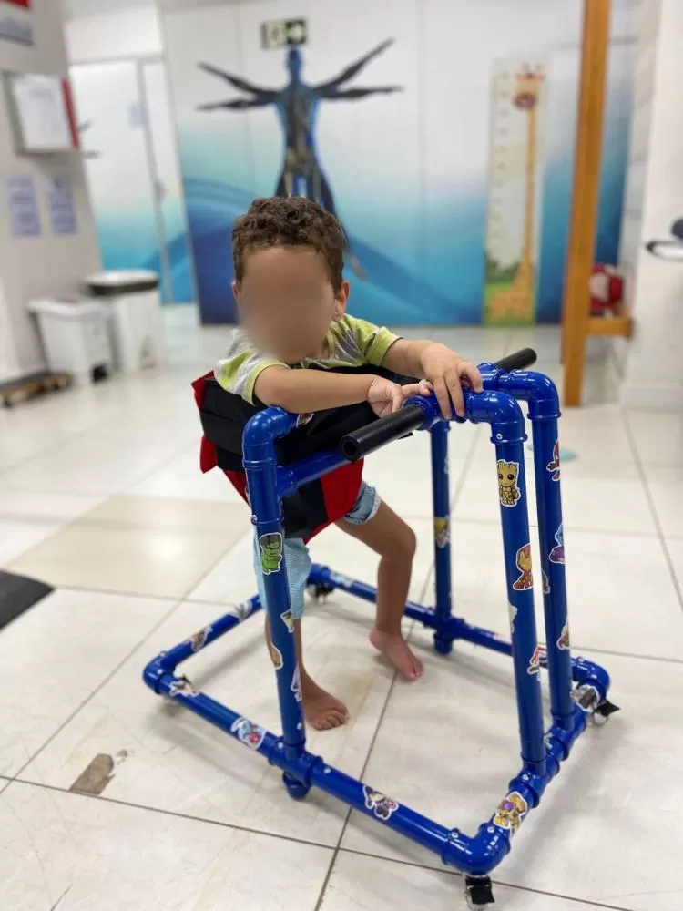 Sete Lagoas: Criança com suspeita de paralisia cerebral já utiliza andador produzido por estudantes da FACSETE 