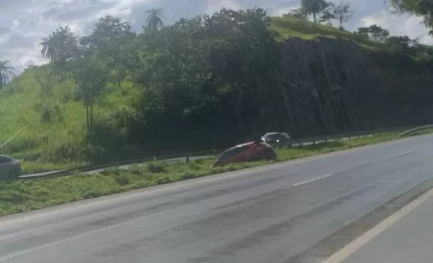 Veículo capota após aquaplanar na MG-424 em Confins