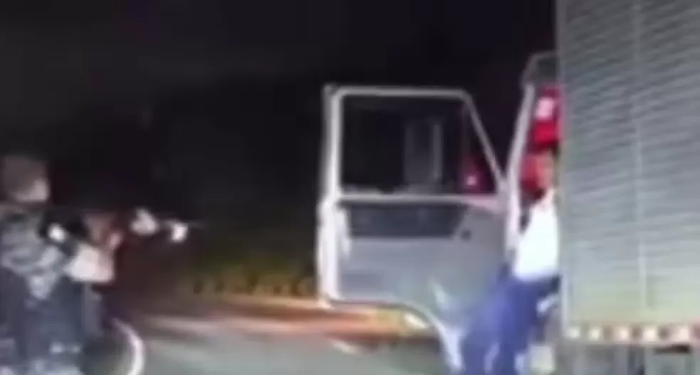 Homem em caminhão furtado é baleado por policiais após perseguição na BR-040, entre Esmeraldas e Sete Lagoas