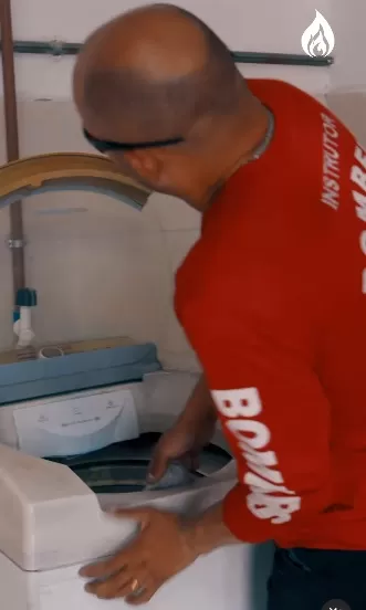 Alerta: Não pegue roupas na máquina de lavar enquanto ela ainda está ligada na tomada!