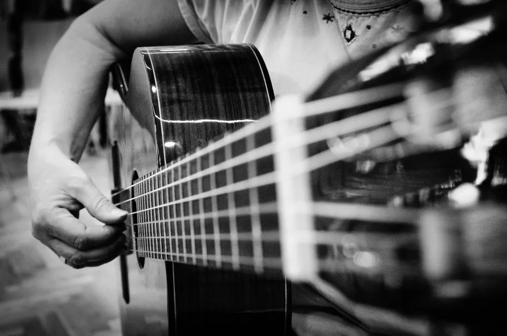 Oficina gratuita de violão para iniciantes acontece em julho no Céu das Artes