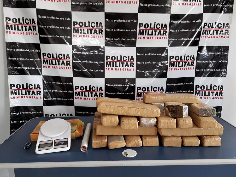 Denúncia anônima leva à apreensão de 14 tabletes de maconha em Sete Lagoas