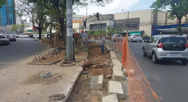 PBH inicia mais uma etapa das obras na Savassi para implantação de faixa exclusiva de ônibus