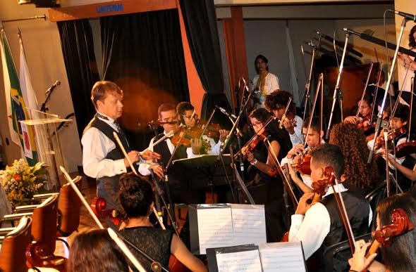 Orquestra Jovem de Sete Lagoas grava versão especial do hino do Cruzeiro com arranjos natalinos