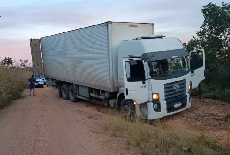 PM impede roubo de carga do Mercado Livre na BR-135 e criminosos fogem em Curvelo