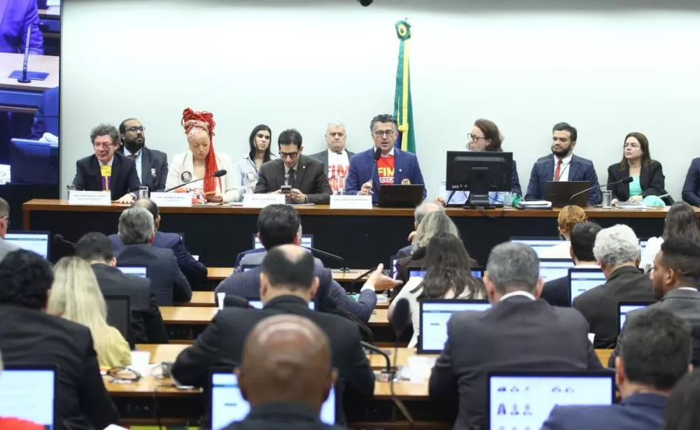 Comissão aprova fim da escala 6x1; texto vai ao plenário da Câmara