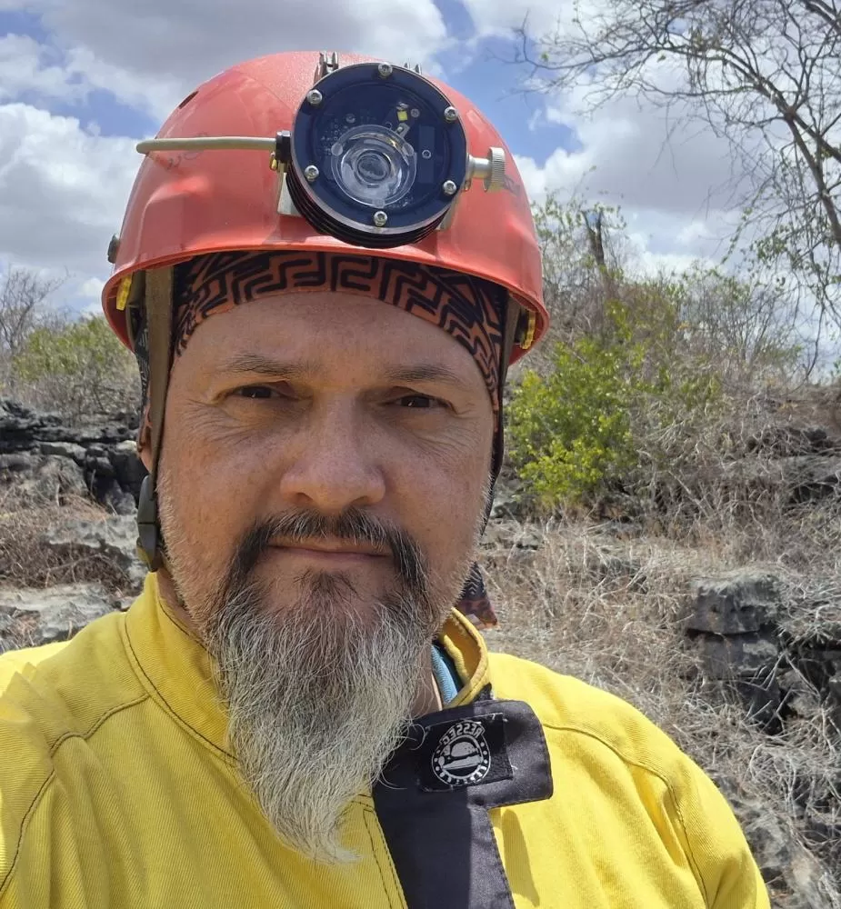 Luiz Eduardo Panisset Travassos, professor da PUC Minas, revela riquezas até então desconhecidas da Gruta Rei do Mato (Arquivo pessoal)