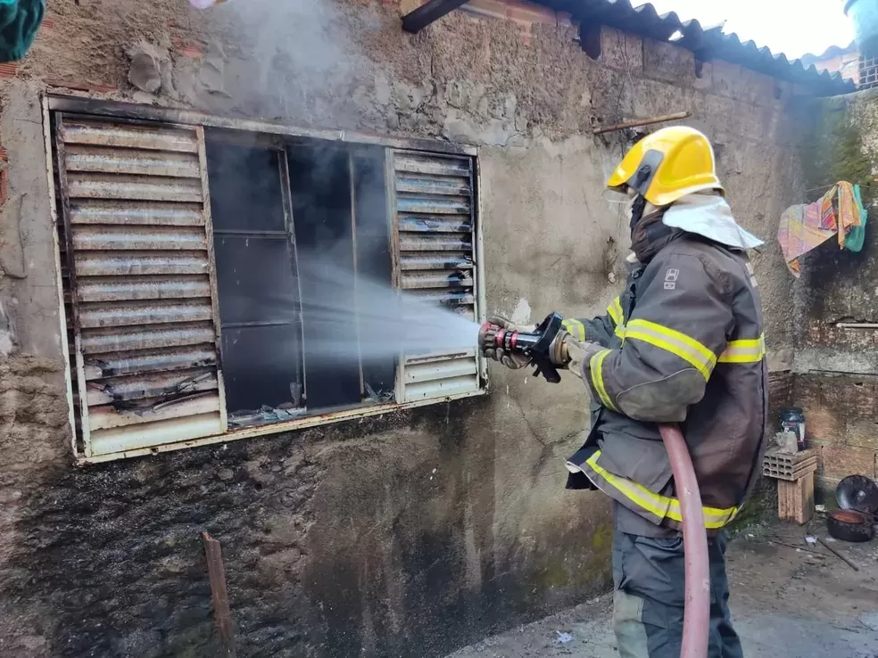 Incêndio em Prudente de Morais: moradora dorme e esquece panela em fogão aceso
