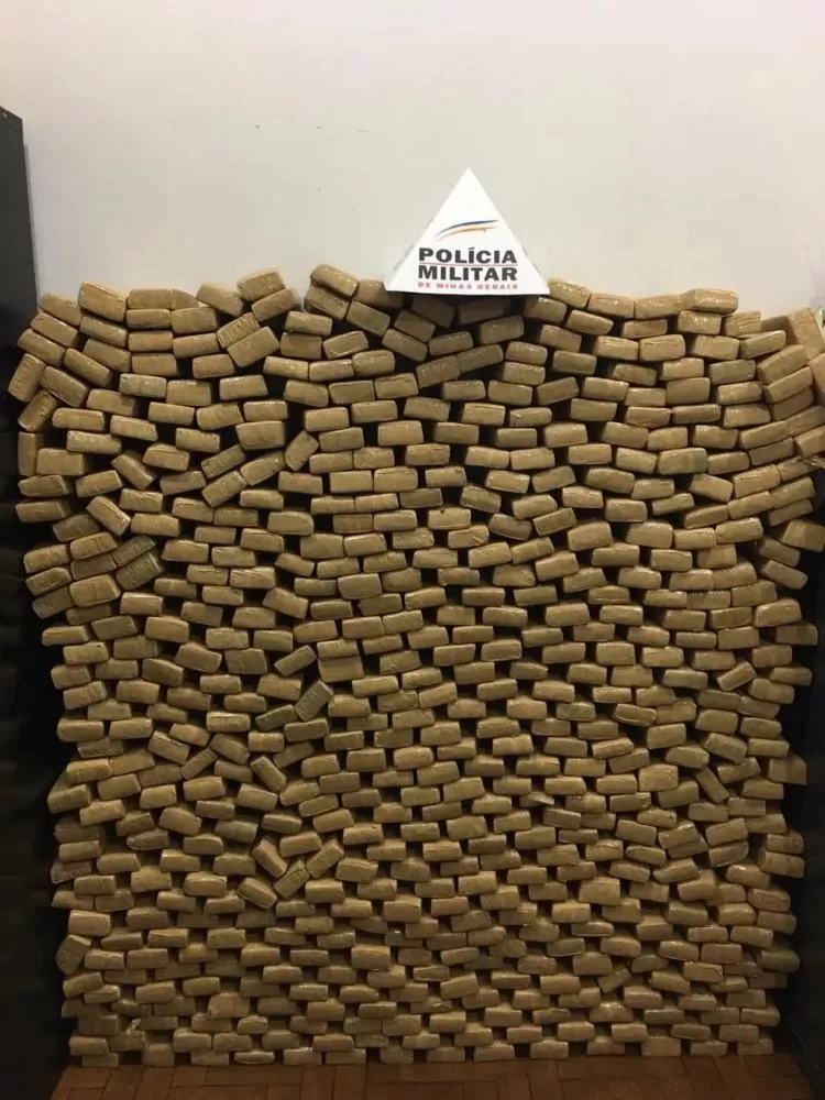 Homem pula em rio da Grande BH para tentar fugir da polícia, mas é preso com 300 kg de maconha