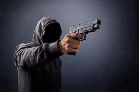 Homem é encontrado morto com tiros no rosto em Esmeraldas; mensagens no celular apontam possível dívida com o tráfico