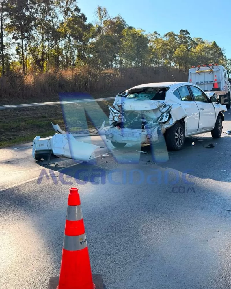 Acidente envolvendo três veículos deixa trânsito lento na BR-040, em Sete Lagoas
