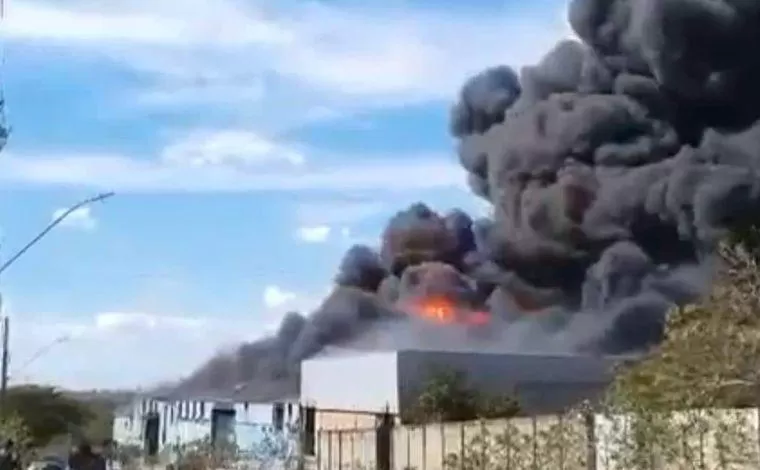 Explosão seguida de incêndio atinge fábrica de EVA e deixa três feridos graves em Minas Gerais