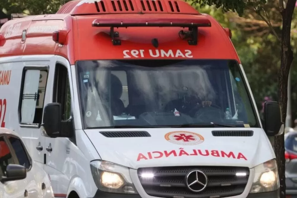 Criança de 7 anos fica ferida após ser atingida por saco de ossos em supermercado de Sete Lagoas