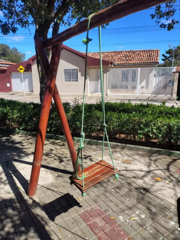 Foto: balanço preso por cordas com nós improvisados