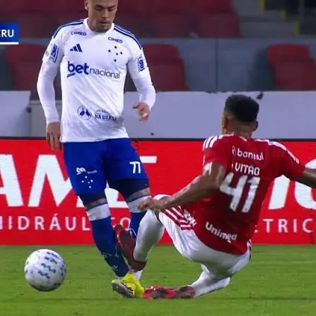 STJD pune zagueiro do Internacional por entrada em Gabriel Pec, do Cruzeiro