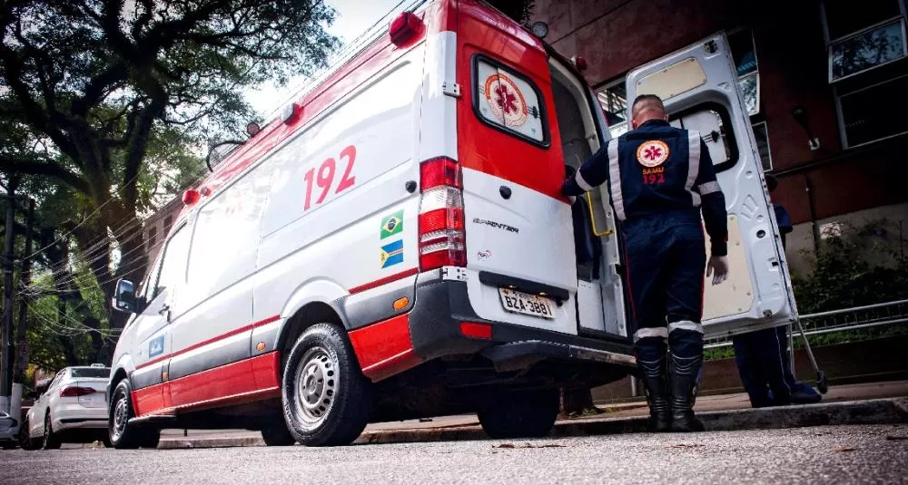 Motociclista fica gravemente ferido após bater contra árvore na Avenida Padre Tarcísio, em Sete Lagoas