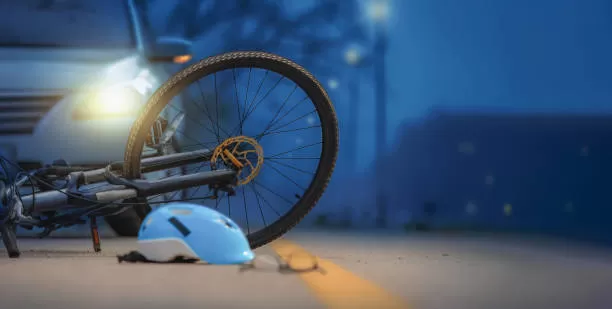 Adolescente de 16 anos fica ferido após bicicleta ser atingida por carro em Corinto