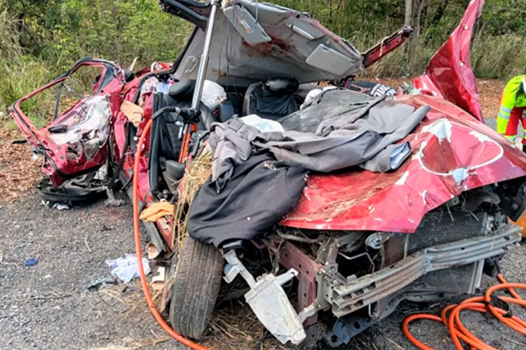 Casal morre após carro sair da pista e bater contra talude na MGC-135, em Corinto