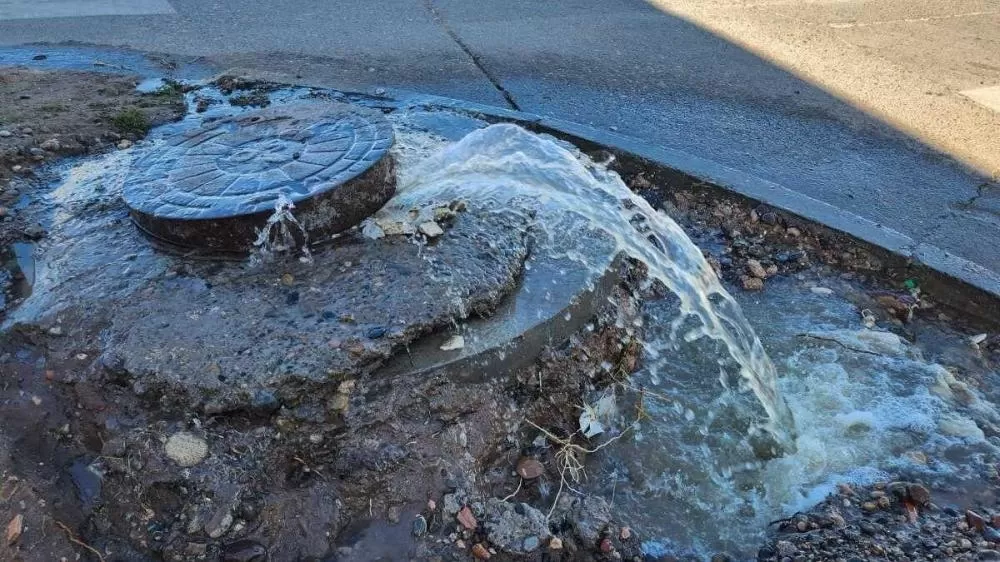 Furto de cabos interrompe estação do SAAE e provoca vazamento de esgoto na Avenida Norte Sul